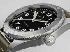 Hamilton Khaki Field Expedition Automatik Edelstahl 41mm schwarzes Zifferblatt olivgrünes Lederband – Herrenuhren Uhr ohne Datum aus Edelstahl und Leder. Das Gehäuse ist rund und silber. Das Lederarmband ist grün. Das Zifferblatt ist arabisch und schwarz. – Ansicht 4