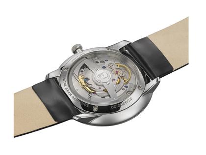 Junghans Meister fein Automatic Edition Erhard Weißgold 39,5mm weißes Zifferblatt schwarzes Lederband – Herrenuhren Uhr mit Datum aus 750 Weißgold. Das Gehäuse ist rund und silber. Das Lederarmband ist schwarz. Das Zifferblatt ist römisch und weiß. – Ansicht 4