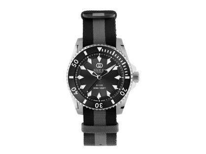 Herrenuhren Uhr ohne Datum aus Edelstahl und Keramik. Das Gehäuse ist rund und silber. Das Textilarmband ist schwarz. Das Zifferblatt ist ein Index in schwarz.