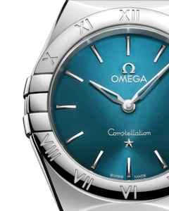 Omega Constellation Quarz Edelstahl  poliert 28mm pfauenblaues Zifferblatt Metallband – Damenuhren Uhr ohne Datum aus Edelstahl. Das Gehäuse ist rund und silber. Das Edelstahlarmband ist silber. Das Zifferblatt ist ein Index in blau. – Ansicht 3