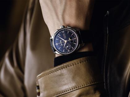 Union Glashütte Belisar Chronograph Mondphase Automatik Edelstahl 42mm schwarzes Zifferblatt schwarzes Lederband – Herrenuhren Chronograph aus Edelstahl. Das Gehäuse ist rund und silber. Das Lederarmband ist schwarz. Das Zifferblatt ist arabisch Index und schwarz. – Ansicht 5