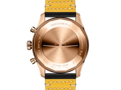 Breitling Classic Avi Chronograph 42 P-51 Mustang Automatik Rotgold graues Zifferblatt schwarzes Lederband – Herrenuhren Chronograph aus 750 Rotgold und Leder. Das Gehäuse ist rund und roségold. Das Lederarmband ist schwarz. Das Zifferblatt ist arabisch Index und grau. – Ansicht 2