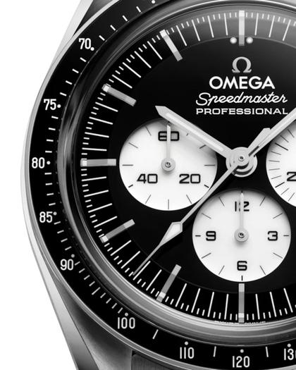 Omega Speedmaster Moonwatch Professional Chronograph Handaufzug Edelstahl 42mm schwarzes Zifferblatt Reverse Metallband – Herrenuhren Chronograph aus Edelstahl und Keramik. Das Gehäuse ist rund und silber. Das Edelstahlarmband ist silber. Das Zifferblatt ist ein Index in schwarz. – Ansicht 3