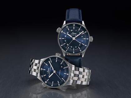 Sinn Spezialuhren 6060 B Frankfurter Weltzeituhr Automatik Edelstahl 38,5mm blaues Zifferblatt Metallband – Herrenuhren Uhr mit Datum aus Edelstahl und Leder. Das Gehäuse ist rund und silber. Das Edelstahlarmband ist silber. Das Zifferblatt ist arabisch Index und blau. – Ansicht 6