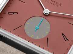 Nomos Glashütte Tetra Origins Terra Handaufzug Edelstahl 29,5mm rotes Zifferblatt graues Lederband Glasboden – Damenuhren Uhr ohne Datum aus Edelstahl und Leder. Das Gehäuse ist quadratisch und silber. Das Lederarmband ist grau. Das Zifferblatt ist arabisch Index und rot. – Ansicht 6