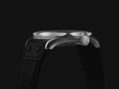 Junghans Meister Pilot Automatic Edelstahl 43mm graues Zifferblatt schwarzes Lederband – Herrenuhren Uhr mit Datum aus Edelstahl und Leder. Das Gehäuse ist rund und grau. Das Lederarmband ist schwarz. Das Zifferblatt ist arabisch Index und grau. – Ansicht 2