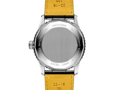 Breitling Navitimer Automatic GMT 41 Chronometer Edelstahl schwarzes Zifferblatt schwarzes Lederband – Herrenuhren Uhr mit Datum aus Edelstahl. Das Gehäuse ist rund und silber. Das Lederarmband Kroko / Alligator ist schwarz. Das Zifferblatt ist ein Index in schwarz. – Ansicht 2