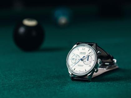Union Glashütte Noramis Chronograph Automatik Edelstahl 42mm silberfarbenes Zifferblatt schwarzes Lederband – Herrenuhren Chronograph aus Edelstahl. Das Gehäuse ist rund und silber. Das Lederarmband ist schwarz. Das Zifferblatt ist arabisch Index und silber. – Ansicht 2