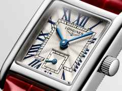 Longines DolceVita   Mini Quarz Edelstahl 22x29mm silbernes Zifferblatt rotes Lederband – Damenuhren Uhr ohne Datum aus Edelstahl und Leder. Das Gehäuse ist rechteckig und silber. Das Lederarmband Kroko / Alligator ist rot. Das Zifferblatt ist römisch und silber. – Ansicht 2