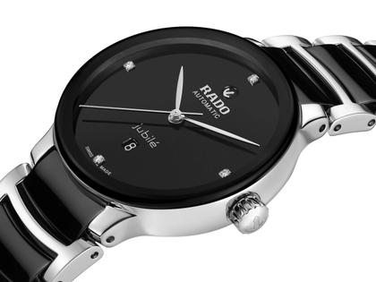 Rado Centrix Diamonds Automatik Edelstahl Roségold-PVD 30,5mm schwarzes Zifferblatt mit Brillanten Metallband – Damenuhren Uhr mit Datum aus Edelstahl und Keramik. Das Gehäuse ist rund und silber. Das Keramikarmband ist schwarz. Das Zifferblatt ist ein Index in schwarz. – Ansicht 2