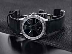 Union Glashütte Noramis Datum Petro Surf 2026 Limitierte Edition Automatik Edelstahl 40mm Felgendesign Zifferblatt schwarzes Lederband – Herrenuhren Uhr mit Datum aus Edelstahl und Leder. Das Gehäuse ist rund und silber. Das Lederarmband ist schwarz. Das Zifferblatt ist ohne Zeichen und schwarz. – Ansicht 6