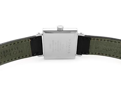 Nomos Glashütte Tetra 27 Handaufzug Edelstahl silbernes Zifferblatt schwarzes Lederband Full Set Occasion Refurbished – Damenuhren Uhr ohne Datum aus Edelstahl. Das Gehäuse ist quadratisch und silber. Das Lederarmband ist schwarz. Das Zifferblatt ist arabisch Index und silber. – Ansicht 2
