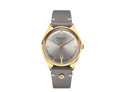 Bruno Söhnle Glashütte Merano Quarz Edelstahl beschichtet 40mm silbernes Zifferblatt graues Lederband – Herrenuhren Uhr mit Datum aus Edelstahl und IP beschichtet. Das Gehäuse ist rund und gelbgold. Das Lederarmband ist grau. Das Zifferblatt ist ein Index in silber.