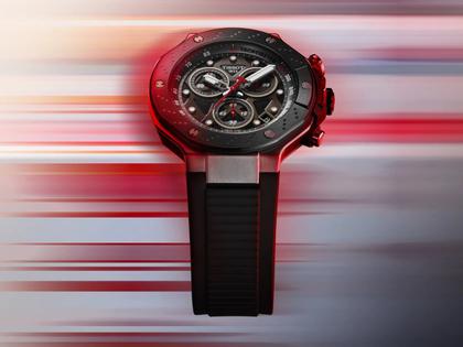 Tissot T-Race MotoGP                   2025 Chronograph Limited Edition Quarz Edelstahl 45mm schwarz-braunes Zifferblatt schwarzes Silikonband – Herrenuhren Chronograph aus Edelstahl und PVD beschichtet. Das Gehäuse ist rund und silber. Das Kautschuk / Kunststoff / Silikon Armband ist schwarz. Das Zifferblatt ist ein Index in schwarz. – Ansicht 2