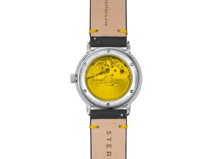Sternglas Naos Edition Bauhaus X Gelb Automatik Edelstahl 38mm beiges Zifferblatt schwarzes Lederband – Herrenuhren Uhr mit Datum aus Edelstahl. Das Gehäuse ist rund und silber. Das Lederarmband ist schwarz. Das Zifferblatt ist ein Index in beige. – Ansicht 5