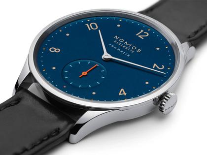 Nomos Glashütte Minimatik neomatik 35 Nachtblau Automatik Edelstahl 35mm blaues Zifferblatt schwarzes Lederband – Herrenuhren Uhr ohne Datum aus Edelstahl. Das Gehäuse ist rund und silber. Das Lederarmband ist schwarz. Das Zifferblatt ist arabisch Index und blau. – Ansicht 4