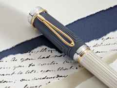 Montblanc Writers Edition                    2024: Jane Austen Limited Edition  3er Set – Schreibgeräte Füllfederhalter in beige und aus 750 Gelbgold, Edelharz, Metall, platiniert, rhodiniert und vergoldet. – Ansicht 5