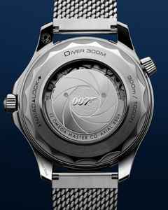 Omega Seamaster Diver 300M  Automatik Edelstahl 42mm James Bond Edition blaues Zifferblatt Metallband – Herrenuhren Uhr ohne Datum aus Edelstahl und Keramik. Das Gehäuse ist rund und silber. Das Edelstahlarmband ist silber. Das Zifferblatt ist ein Index in blau. – Ansicht 8