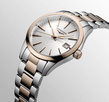 Longines Conquest Classic Quarz Edelstahl 34mm silbernes Zifferblatt Metallband – Damenuhren Uhr mit Datum aus Edelstahl. Das Gehäuse ist rund und silber-roségold. Das Edelstahlarmband ist silber-roségold. Das Zifferblatt ist ein Index in silber. – Ansicht 2