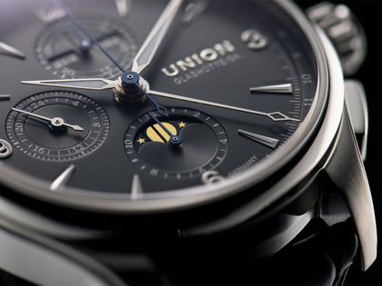 Union Glashütte Belisar Chronograph Mondphase Automatik Edelstahl 42mm graues Zifferblatt schwarzes Lederband – Herrenuhren Chronograph aus Edelstahl. Das Gehäuse ist rund und silber. Das Lederarmband ist schwarz. Das Zifferblatt ist arabisch Index und grau. – Ansicht 4