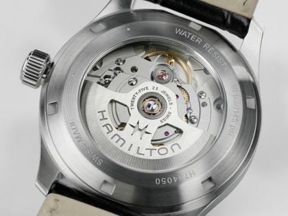 Hamilton Khaki Field Murph Automatik Edelstahl 38mm schwarzes Zifferblatt schwarzes Lederband – Herrenuhren Uhr ohne Datum aus Edelstahl und Leder. Das Gehäuse ist rund und silber. Das Lederarmband ist schwarz. Das Zifferblatt ist arabisch und schwarz. – Ansicht 4