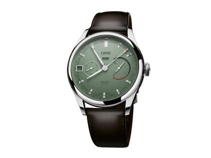 Herrenuhren Uhr mit Kalender aus Edelstahl und Leder. Das Gehäuse ist rund und silber. Das Lederarmband ist braun. Das Zifferblatt ist ein Index in grün.