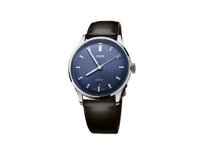 Herrenuhren Uhr mit Datum aus Edelstahl. Das Gehäuse ist rund und silber. Das Lederarmband ist braun. Das Zifferblatt ist ein Index in blau.