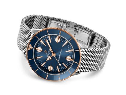 Breitling Superocean Heritage 57 Highlands Automatik Edelstahl 38mm blaues Zifferblatt Metallband – Herrenuhren Uhr ohne Datum aus 750 Rotgold, Edelstahl und Keramik. Das Gehäuse ist rund und silber-roségold. Das Edelstahlarmband ist silber. Das Zifferblatt ist ein Index in blau. – Ansicht 3