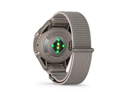 Garmin Approach S72 Titan Grau-DLC 43mm digitales Display graues Textilband – Herrenuhren Uhr Multifunktion aus Keramik und Kunststoff. Das Gehäuse ist rund und grau. Das Textilarmband ist grau. Das Zifferblatt ist digital und schwarz. – Ansicht 4