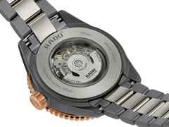 Rado Captain Cook High-Tech Ceramic Skeleton 43 mm Titan-Keramikband – Herrenuhren Uhr ohne Datum aus Keramik, PVD beschichtet und Titan. Das Gehäuse ist rund und grau. Das Keramikarmband ist grau. Das Zifferblatt ist ein Index in grau. – Ansicht 4