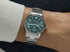 Nomos Glashütte Club Sport neomatik 37 Petrol Automatik Edelstahl grünes Zifferblatt Metallband Stahlboden – Herrenuhren Uhr ohne Datum aus Edelstahl. Das Gehäuse ist rund und silber. Das Edelstahlarmband ist silber. Das Zifferblatt ist arabisch Index und grün. – Ansicht 6