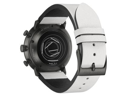 Junghans Max Bill Edition 2020 Set Chronograph und kleine Automatik – Herrenuhren Chronograph aus Edelstahl. Das Gehäuse ist rund und schwarz. Das Lederarmband ist weiß. Das Zifferblatt ist arabisch Index und schwarz. – Ansicht 3