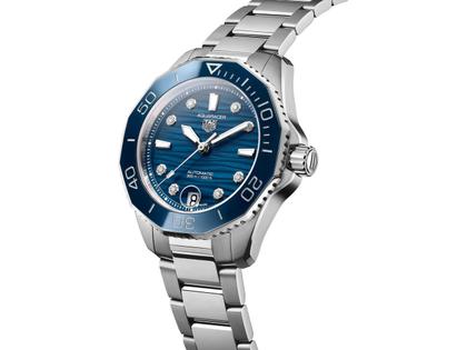 TAG Heuer Aquaracer Professional 300 Date Automatik Edelstahl blaues Zifferblatt mit Brillanten Metallband – Damenuhren Uhr mit Datum aus Edelstahl. Das Gehäuse ist rund und silber. Das Edelstahlarmband ist silber. Das Zifferblatt ist ein Index in blau. – Ansicht 2
