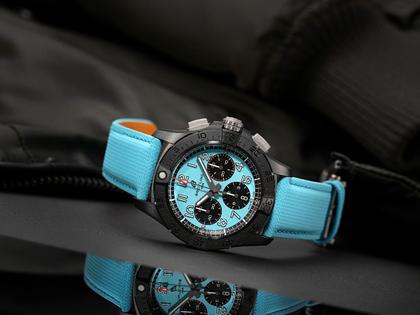 Breitling Avenger B01 Chronograph 42 Automatik Keramik türkises Zifferblatt türkises Lederband – Herrenuhren Chronograph aus Carbon, Edelstahl, Keramik und Titan. Das Gehäuse ist rund und schwarz. Das Lederarmband ist türkis. Das Zifferblatt ist arabisch Index und türkis. – Ansicht 3