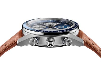 TAG Heuer Carrera Chronograph Sport Automatik Edelstahl 42mm blaues Zifferblatt braunes Lederband – Herrenuhren Chronograph aus Edelstahl und Keramik. Das Gehäuse ist rund und silber. Das Lederarmband ist braun. Das Zifferblatt ist arabisch Index und blau. – Ansicht 4