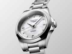 Longines Conquest Automatik Edelstahl 34mm Perlmutt-Zifferblatt Metallband – Damenuhren Uhr mit Datum aus Edelstahl. Das Gehäuse ist rund und silber. Das Edelstahlarmband ist silber. Das Zifferblatt ist ein Index in weiß. – Ansicht 2
