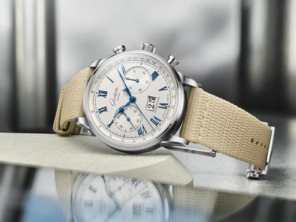 Glashütte Original Senator Chronograph Automatik Edelstahl 41mm weißes Zifferblatt beiges Textilband – Herrenuhren Chronograph aus Edelstahl. Das Gehäuse ist rund und silber. Das Textilarmband ist beige. Das Zifferblatt ist römisch Index und silber. – Ansicht 6