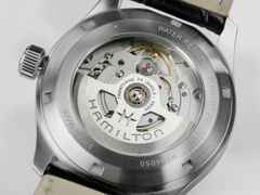 Hamilton Khaki Field Murph Automatik Edelstahl 38mm schwarzes Zifferblatt schwarzes Lederband – Herrenuhren Uhr ohne Datum aus Edelstahl und Leder. Das Gehäuse ist rund und silber. Das Lederarmband ist schwarz. Das Zifferblatt ist arabisch und schwarz. – Ansicht 4