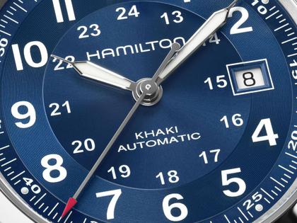 Hamilton Khaki Field Automatik Edelstahl 42mm blaues Zifferblatt Metallband – Herrenuhren Uhr ohne Datum aus Edelstahl. Das Gehäuse ist rund und silber. Das Edelstahlarmband ist silber. Das Zifferblatt ist arabisch und blau. – Ansicht 3