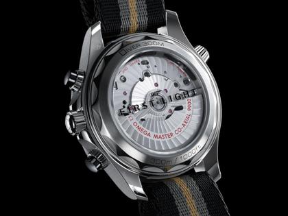 Omega Seamaster Diver 300M Chronograph Automatik Edelstahl 44mm 007 First Light schwarzes Zifferblatt – Herrenuhren Chronograph aus Edelstahl und Keramik. Das Gehäuse ist rund und silber. Das Textilarmband ist grau. Das Zifferblatt ist ein Index in schwarz. – Ansicht 2