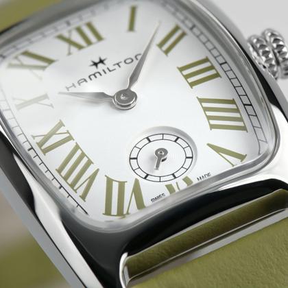 Hamilton American Classic Boulton Small Second M Quarz Edelstahl weißes Zifferblatt grünes Lederband – Herrenuhren Uhr ohne Datum aus Edelstahl und Leder. Das Gehäuse ist rechteckig und silber. Das Lederarmband ist grün. Das Zifferblatt ist römisch und weiß. – Ansicht 4