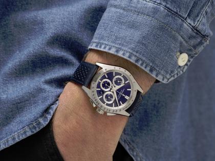 Hamilton Jazzmaster Performer Auto Chrono Edelstahl 42mm dunkelblaues Zifferblatt dunkelblaues Lederband – Herrenuhren Chronograph aus Edelstahl und Leder. Das Gehäuse ist rund und silber. Das Lederarmband ist blau. Das Zifferblatt ist arabisch Index und blau. – Ansicht 5