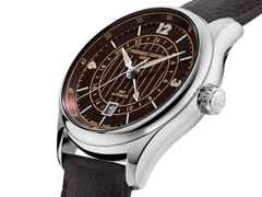 Frederique Constant Classics Runabout GMT Automatik Edelstahl 42mm braunes Zifferblatt braunes Lederband limitiert – Herrenuhren Uhr mit Datum aus Edelstahl und Leder. Das Gehäuse ist rund und silber. Das Lederarmband ist braun. Das Zifferblatt ist arabisch Index und braun. – Ansicht 2