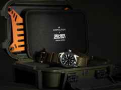 Hamilton Khaki Field Call of Duty Automatik Edelstahl 38mm schwarzes Zifferblatt olivgrünes Textilband Limited Edition – Herrenuhren Uhr mit Datum aus Edelstahl und Leder. Das Gehäuse ist rund und silber. Das Textilarmband ist grün. Das Zifferblatt ist arabisch und schwarz. – Ansicht 6