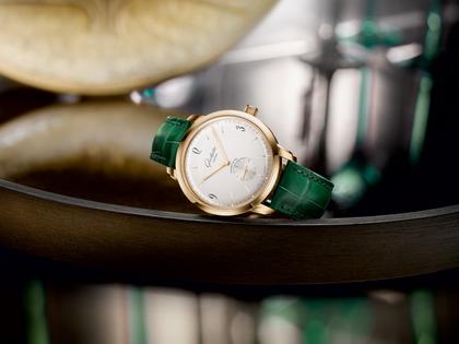 Glashütte Original Sixties Kleine Sekunde Automatik Roségold 42mm silberfarbenes Zifferblatt grünes Lederband – Herrenuhren Uhr ohne Datum aus 750 Rotgold. Das Gehäuse ist rund und roségold. Das Lederarmband Kroko / Alligator ist grün. Das Zifferblatt ist arabisch Index und silber. – Ansicht 3