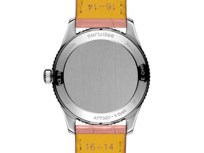 Breitling Navitimer 32 Quarz Edelstahl rosafarbenes Perlmutt-Zifferblatt rosafarbenes Lederband – Damenuhren Uhr ohne Datum aus Edelstahl und Leder. Das Gehäuse ist rund und silber. Das Lederarmband Kroko / Alligator ist rosa. Das Zifferblatt ist arabisch Index und rosa. – Ansicht 2