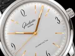 Glashütte Original Sixties Automatik Edelstahl 39mm silberfarbenes Zifferblatt schwarzes Lederband – Herrenuhren Uhr ohne Datum aus Edelstahl. Das Gehäuse ist rund und silber. Das Lederarmband Kroko / Alligator ist schwarz. Das Zifferblatt ist arabisch Index und silber. – Ansicht 2
