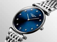 Longines La Grande Classique Quarz Edelstahl 29mm blaues Zifferblatt mit Diamanten Metallband – Damenuhren Uhr ohne Datum aus Edelstahl und PVD beschichtet. Das Gehäuse ist rund und silber. Das Edelstahlarmband ist silber. Das Zifferblatt ist ein Index in blau. – Ansicht 2