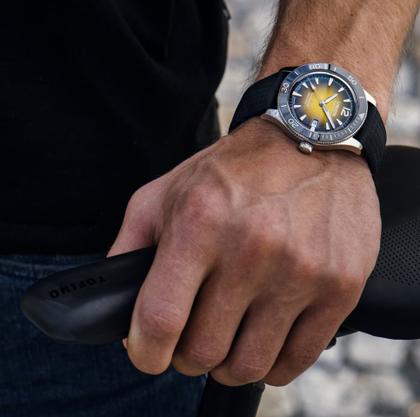 Union Glashütte Noramis Datum Sport Automatik Edelstahl 42mm gelb-schwarzes Zifferblatt schwarzes Textilband – Herrenuhren Uhr mit Datum aus Edelstahl und Keramik. Das Gehäuse ist rund und silber. Das Kautschuk / Kunststoff / Silikon Armband ist schwarz. Das Zifferblatt ist arabisch Index und gelb. – Ansicht 3