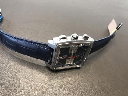 TAG Heuer Monaco Chronograph Automatik Edelstahl 39mm blaues Zifferblatt blaues Lederband – Herrenuhren Chronograph aus Edelstahl. Das Gehäuse ist rechteckig und silber. Das Lederarmband Kroko / Alligator ist blau. Das Zifferblatt ist ein Index in blau. – Ansicht 6